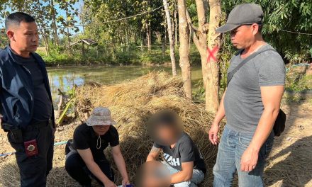 พะเยา บุกจับคากระท่อม! หนุ่มวัย 30 ซุกยาบ้าใต้กองฟาง 500 เม็ด สารภาพรับมาจากเอเย่น รายใหญ่