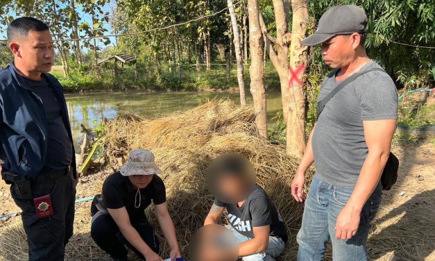 พะเยา บุกจับคากระท่อม! หนุ่มวัย 30 ซุกยาบ้าใต้กองฟาง 500 เม็ด สารภาพรับมาจากเอเย่น รายใหญ่