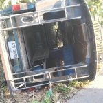 พะเยา รถรับส่งนักเรียนเสียหลักพุ่งชนต้นไม้ คนขับติดคาซาก รถพังยับ บาดเจ็บเล็กน้อย