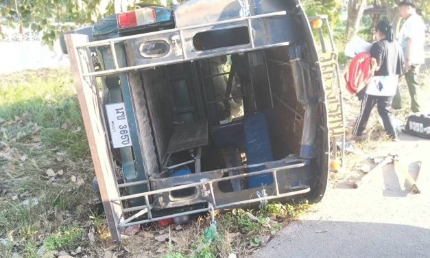 พะเยา รถรับส่งนักเรียนเสียหลักพุ่งชนต้นไม้ คนขับติดคาซาก รถพังยับ บาดเจ็บเล็กน้อย