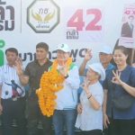 พะเยา อัครา พรหมเผ่า เดินตลาดแม่ใส อ้อนชาวบ้านเทใจ เลือกพรรค 42 ดัน สส.เบอร์ 3 ชูนโยบายผู้พิการ