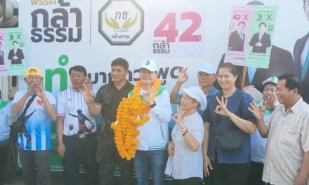 พะเยา อัครา พรหมเผ่า เดินตลาดแม่ใส อ้อนชาวบ้านเทใจ เลือกพรรค 42 ดัน สส.เบอร์ 3 ชูนโยบายผู้พิการ