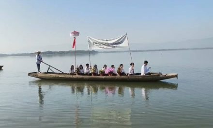 พะเยา สุดอลังการหนึ่งเดียวในโลก! ชาวพะเยาพายเรือแห่ข้าวทิพย์กลางกว๊าน ถวายพระเจ้าตนหลวง สืบสานประเพณีเก่าแก่และความเชื่อศรัทธาล้านนา