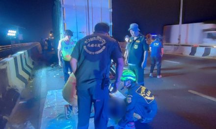 ปทุมธานี หนุ่มต่างด้าวขับจยย.ชนท้ายรถ 6 ล้อตู้ทึบจอดเสียกลางสะพาน