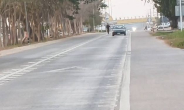 พะเยา ผวา! ชายปริศนาเดินกลางถนนสายหลัก รถติดยาว คนขับหวั่นอันตราย แจ้งตำรวจเร่งตรวจสอบ