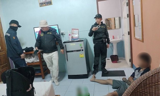 พะเยา เดินหน้าปราบยา! รวบ 2 ผู้ต้องหาตามหมายจับ คาห้องพัก–หน้าบ้าน ยึดยาบ้ารวมเกือบ 50 เม็ด