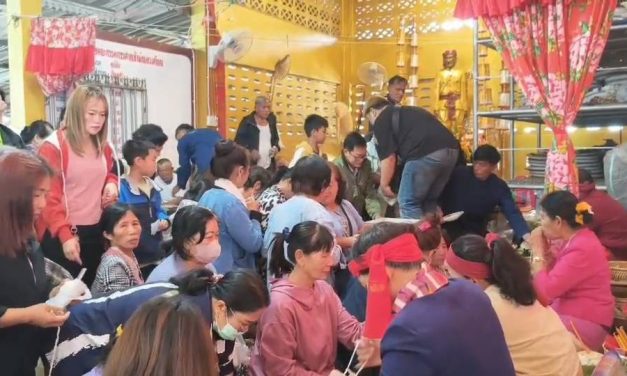 พะเยา ศรัทธาล้นหอ! คนแห่หอบเครื่องแก้บนเลี้ยงเจ้าหลวงคำแดงแน่น