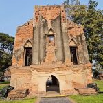 อ่างทอง ขุนหลวงหาวัดพระตำหนักคำหยาดคือตำนานของสมเด็จพระเจ้าอุทุมพร  กษัตริย์แห่งกรุงศรีอยุธยาที่สละราชบัลลังก์  ออกมาผนวชและประทับที่นี่ 