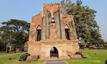 อ่างทอง ขุนหลวงหาวัดพระตำหนักคำหยาดคือตำนานของสมเด็จพระเจ้าอุทุมพร  กษัตริย์แห่งกรุงศรีอยุธยาที่สละราชบัลลังก์  ออกมาผนวชและประทับที่นี่ 