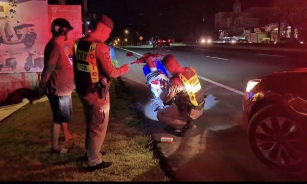 พังงา-ชื่นชมตำรวจทางหลวง ใส่ใจความปลอดภัยผู้ใช้ถนน เปลี่ยนไฟท้ายรถจักรยานยนต์ฟรี ลดเสี่ยงอุบัติเหตุ
