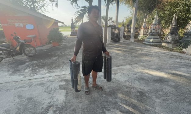 อ่างทอง ชายวัย66ปีพลาดจุดพลุงานศพระเบิดได้รับบาดเจ็บสาหัส  ตำรวจลงพื้นที่เร่งสาเหตุที่แท้จริง