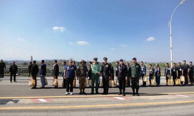 สำนักข่าว Khit Thit Media ของเมียนมา รายงานว่ากองทัพบกไทย ได้ส่งมอบทหารเมียนมา จำนวน 68 นาย ที่หลบหนีจากเรือนจำแม่แสะ / แม่แจ๊ รัฐคาเรนนี