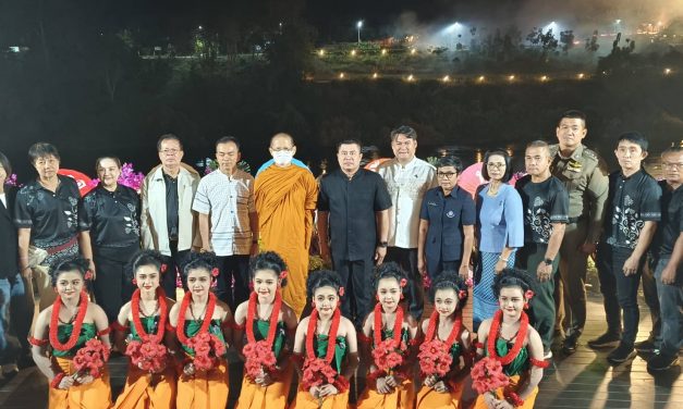 กาญจนบุรี นายอำเภอทองผาภูมิ เปิดงานนั่งยองมองแคว ครั้งที่ 1  นักท่องเที่ยวแห่เที่ยวกันจำนวนมาก