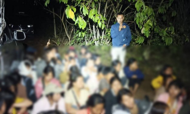 กาญจนบุรี – ฝ่ายปกครอง อ.ทองผาภูมิ ฉก,ลาดหญ้า ตร.ตชด.จับกระบะคอก 2 คันซุกแรงงานเถื่อน 112 คน