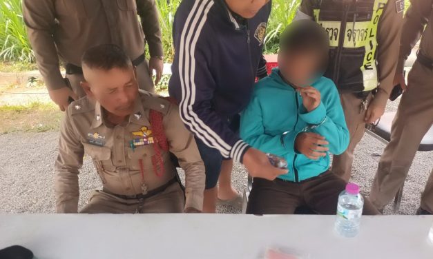 ตำรวจเมืองพังงา ตั้งด่านแยกวังหม้อแกง ตรวจค้นหนุ่มไม่สวมหมวกนิรภัยมีพิรุธ พบยาบ้า 159 เม็ด