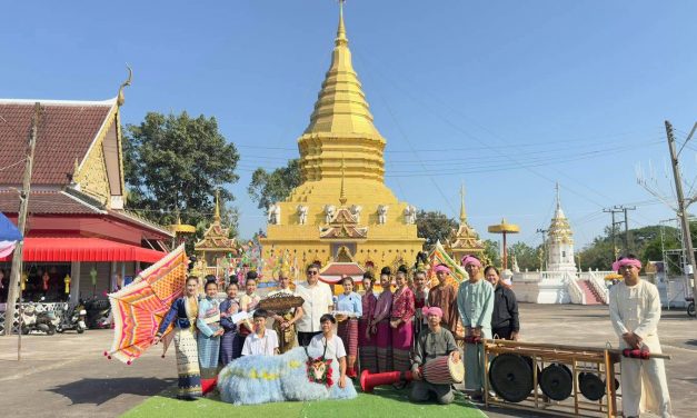 แพร่ ทต.เด่นชัยฯ ร่วมงานประเพณีห่มผ้าและสรงน้ำพระธาตุกาญจนานนท์ นมัสการหลวงพ่อพระครูนนทศึกษา ประจำปี 2569