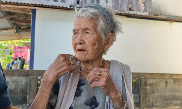 ศรีสะเกษ ยายวัย 94 ปี อยู่บ้านคนเดียว ถูกมิจฉาชีพเข้ามาตีสนิท ก่อนฉกจี้ทองรูปหัวใจ 1 สลึง หนีลอยนวล