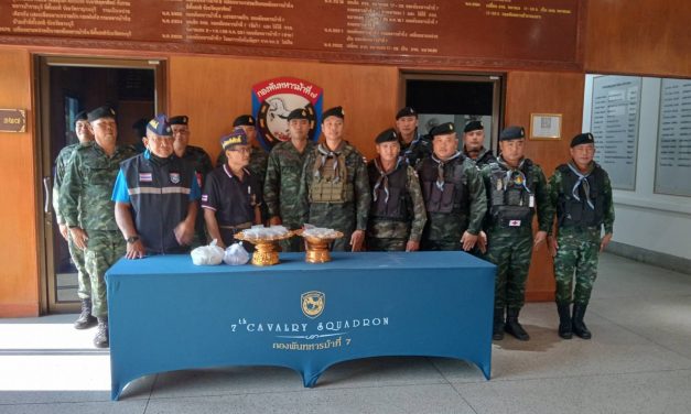 อุตรดิตถ์ วัดศรีพุทธโคดมตำบลน้ำอ่างอำเภอตรอนร่วมกับศิษย์ยานุศิษย์ได้อดีตทหารผ่านศึกมอบวัตถุมงคลให้กับกำลังพลของกองพันทหารม้าที่ 7 กรมทหารม้าที่ 2