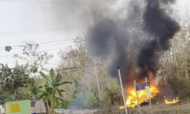 น่าน ระทึก ซุปเปอร์คาร์ เสียหลักชนเสาไฟ ไฟไหม้วอดทั้งคัน