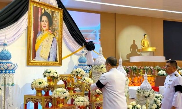 ปทุมธานี ผวจ.นำพสกนิกรบำเพ็ญกุศล 100 วัน น้อมรำลึกพระมหากรุณาธิคุณ พระพันปีหลวง ณ วัดพระธรรมกาย