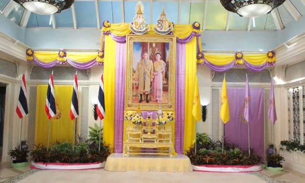 สกลนคร – ลงนามถวายพระพรในหลวง พระราชินี รับสมุดปฏิทินหลวง