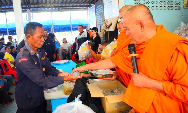 ศรีสะเกษชายแดนยังขวัญผวา หวั่นปะทะระลอก 3 พระดังอัญเชิญหลวงปู่ทวดมวลสาร 100 ปี พรมน้ำมนต์ปลุกเสกตาน้ำพันปี เสริมขวัญทหาร ชาวบ้าน