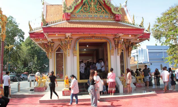 กาญจนบุรี ศาลหลักเมืองกาญจน์ และพระบรมราชานุสาวรีย์ รัชกาลที่ 3  ประชาชนแห่กราบไหว้ขอพรแน่น  เพื่อเสริมสิริมงคล