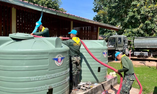 เพชรบูรณ์ กองพันทหารม้าที่ 7 และกองพันทหารม้าที่ 26 นำจิตอาสาแจกจ่ายน้ำบรรเทาภัยแล้งให้ประชาชนในพื้นที่จังหวัดอุตรดิตถ์ และจังหวัดเพชรบูรณ์