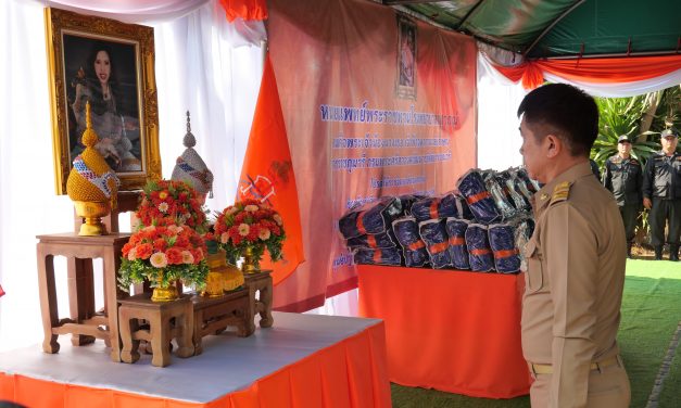 กาญจนบุรี หน่วยแพทย์พระราชทาน โรงพยาบาลจุฬาภรณ์มอบผ้าห่มกันหนาว จำนวน 500 ผืน ช่วยเหลือผู้ประสบภัยหนาวในพื้นที่ ตำบลปิล็อก
