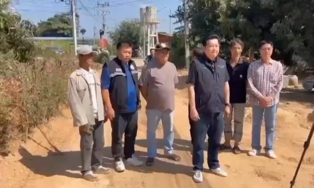 นครปฐม “ธรรมรัตน์” นายก ทต.กรับใหญ่ สะดุ้ง ลงพื้นที่ทันที หลัง ชาวบ้านโวย พร้อมเร่งแก้ไข ให้ถนนกลับมาใช้ได้ดังเดิม