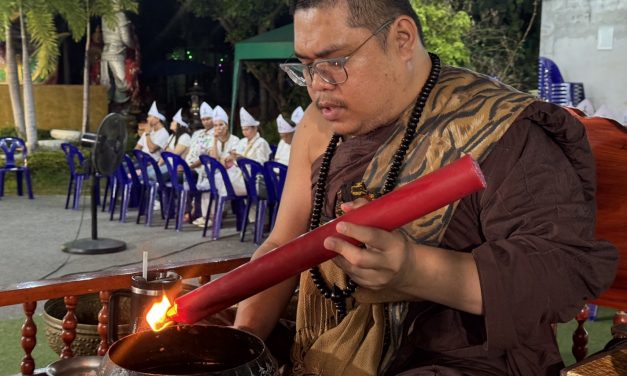 ปทุมธานี พลังศรัทธาล้นอาศรม ปชช.นับพันร่วมสวดมนต์ข้ามปีฤาษีเณรรดน้ำมนต์มหาสังข์ล้าน