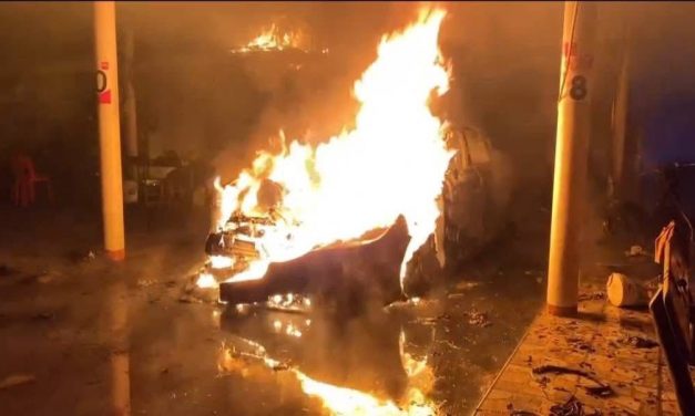 นครปฐม เสี่ยเจ้าของสวนกล้วยไม้สุดเซ็ง ซื้อเก๋งป้ายแดงไฟฟ้า ชาร์จ คืนเดียว ไฟไหม้วอด รับปีใหม่