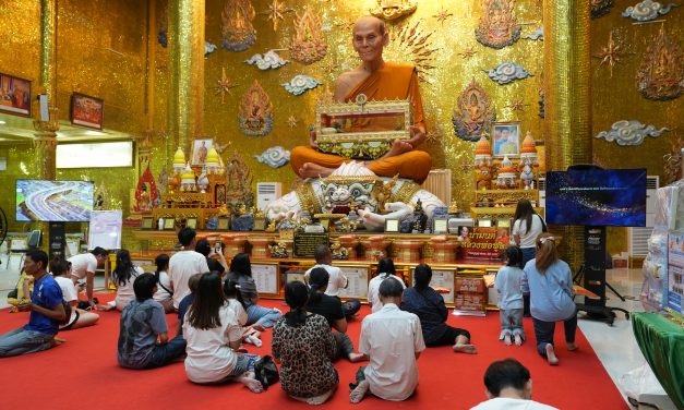 นครปฐม  คนแห่ทำบุญแน่นตั้งแต่เช้า บรรยากาศวัดดังคึกคัก