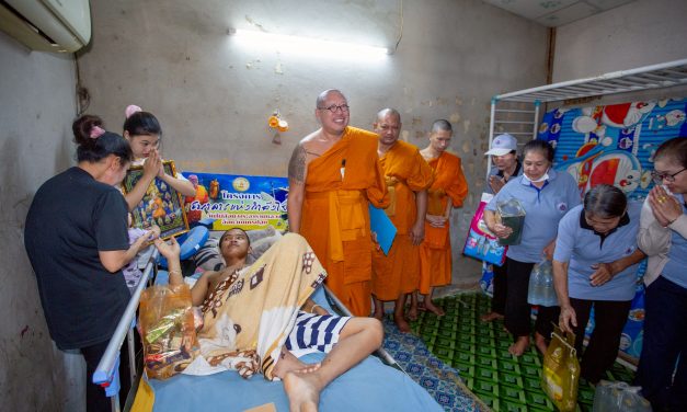 นครปฐม แม่ ร่ำไห้ กราบหลวงพี่น้ำฝน มอบเตียงช่วยลูกชายผ่าสมอง นอนติดเตียง