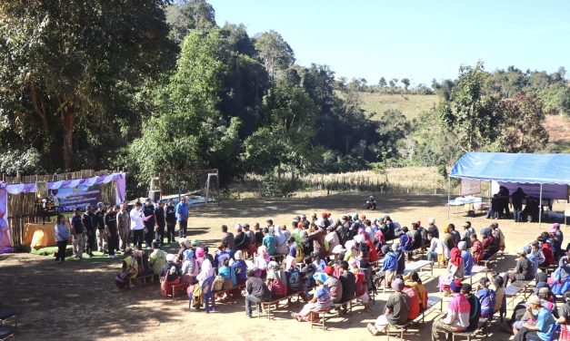 แม่ฮ่องสอน อำเภอเชิญยิ้ม มอบผ้าห่มให้คนบนดอย