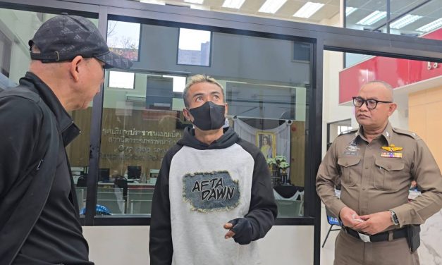 นนทบุรี หนุ่มโร่แจ้งตำรวจถูกเพื่อนรักหลังกำแพงพ้นโทษมาใช้มีดจี้คอถึงในบ้านชิงเงินสด 3,000 บาท