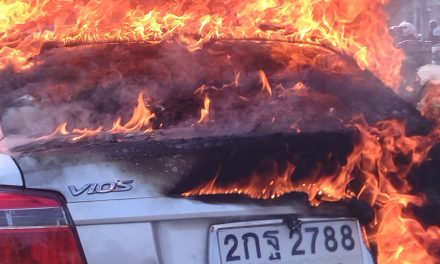 นนทบุรี  ระทึกหนุ่มขับรถโบลท์วิ่งหนีตายหลังไฟไหม้ห้องเครื่องวอดเกือบทั้งคัน