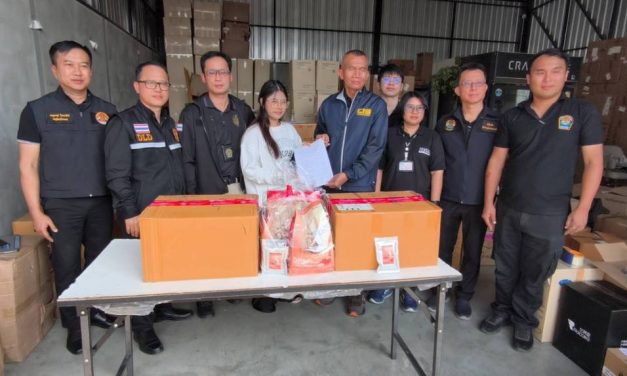 นนทบุรี สนง.ปศุสัตว์จังหวัด ร่วมกับหน่วยงานที่เกี่ยวข้อง บุกจับโกดังสวมทะเบียนอาหารสัตว์ มูลค่าเกือบ 2 แสน