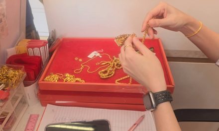 นนทบุรี ทองแพงกว่าที่คิดเพื่อความปลอดภัยในชีวิต หนุ่มตัดสินใจเก็บทองจริงซื้อทองปลอมใส่สบายใจกว่า