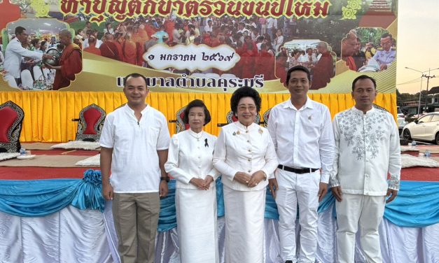 พังงา คุระบุรีจัดทำบุญตักบาตร พุทธศาสนิกชนร่วมพิธีอย่างคึกคัก