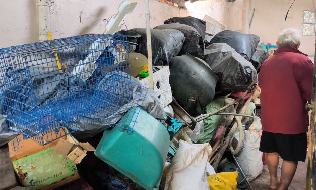 นนทบุรี เจ้าของบ้านช้ำ! ปล่อยเช่าบ้านเรือนไทย เจอผู้เช่าทิ้งขยะกองเต็มบ้านส่งกลิ่นเหม็น เลี้ยงสัตว์เพียบ ค้างค่าเช่าหลายเดือน