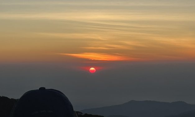 เชียงใหม่ อากาศหนาวอุณหภูมิเพิ่มขึ้นเล็กน้อย แต่ยังคงหนาวอยู่ เกิดเหมยขาบเกาะเต็มหลังคารถ แผ่นไม้ และยอดหญ้า ขาวโพลอยู่ นักท่อ่งเที่ยวคึกคัก