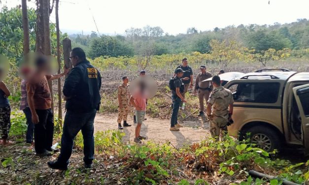 กาญจนบุรี – ทหาร ฉก.ลาดหญ้า กกล.สุรสีห์ สกัดจับกระบะขนต่างด้าวเถื่อนเกือบ 100 ชีวิต สุดท้ายจนมุมหนีไม่รอด