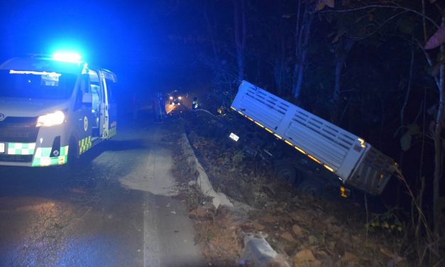 แม่ฮ่องสอน  รถบรรทุกพ่วงเร่งรีบแต่หลับใน แหกโค้งหวัดลงเหวอัดยับกับต้นไม้ ต้องระดมช่วย