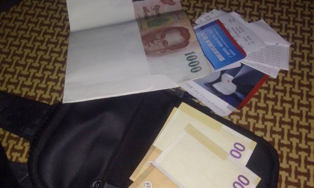 แม่ฮ่องสอน พลเมืองดีเก็บได้กระเป๋าเงินนักท่องเที่ยวชาวเกาหลีใต้ ลืมไว้ในรถตู้ ประสานนำส่งคืนถึงมือเจ้าของ