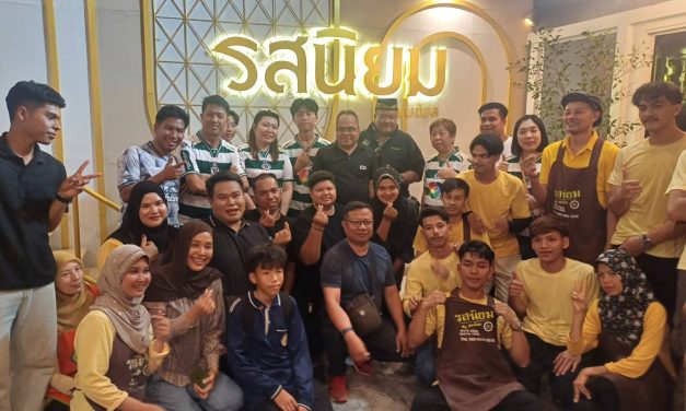 ยะลา ร้านรสนิยม by แบซ้อล ต้อนรับอบอุ่น “อาจารย์สกล–ทีมหมอนทอง” มื้อค่ำแห่งรอยยิ้ม ชูปลานิลสายน้ำไหลเบตงเอกลักษณ์ยะลา