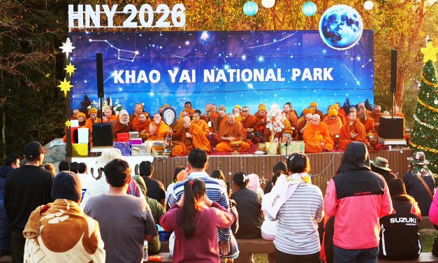 ปากช่อง เขาใหญ่ทำบุญสวดมนต์ข้ามปีตักบาตรต้อนรับปีใหม่ 69  ท่ามกลางอากาศหนาว 12-13 องศาฯ