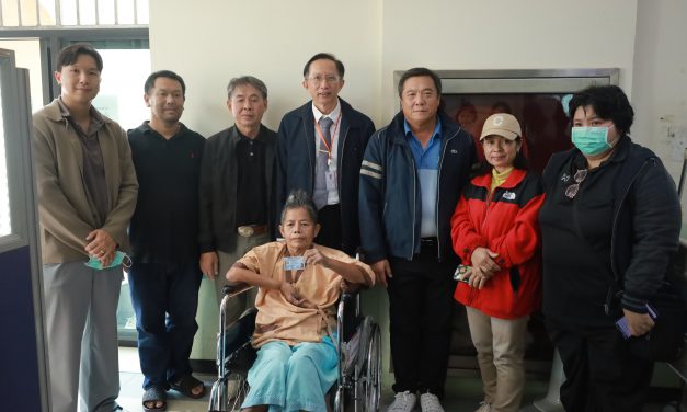 ปากช่อง เทศบาลเมืองปากช่องทำบัตรประชาชนเคลื่อนที่ให้บริการผู้ป่วยถึงห้องพักผู้ป่วย