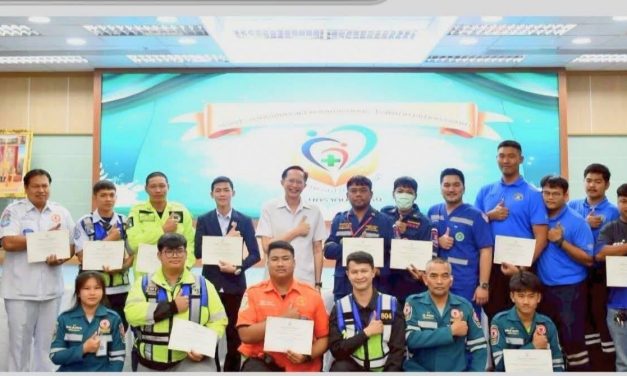 ปากช่อง ผอ.รพ.ปากช่องมอบเกียรติบัตรให้กับหน่วยงาน