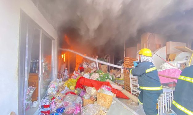 มุกดาหาร เกิดเหตุเพลิงไหม้ร้านจัดดอกไม้ 2 คูหาเสียหายทั้งหมด